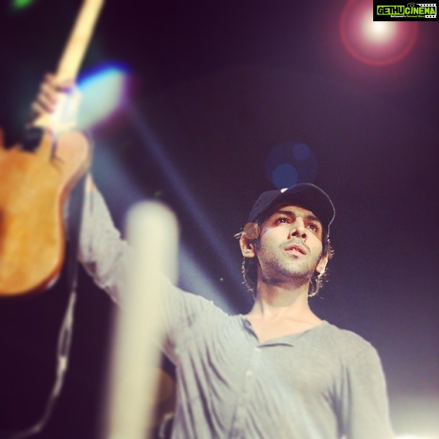 Kartik Aaryan Instagram - #lovelyphoto #guitar #rock #adidas #nike #guitarist #lights #backlit #concert #play #actor #bollywood #Kartikaaryan #wwi #whistlingwoods #instalike #instahub #assistant #moment #picoftheday #armani #canon #clothing #instapic #instacool