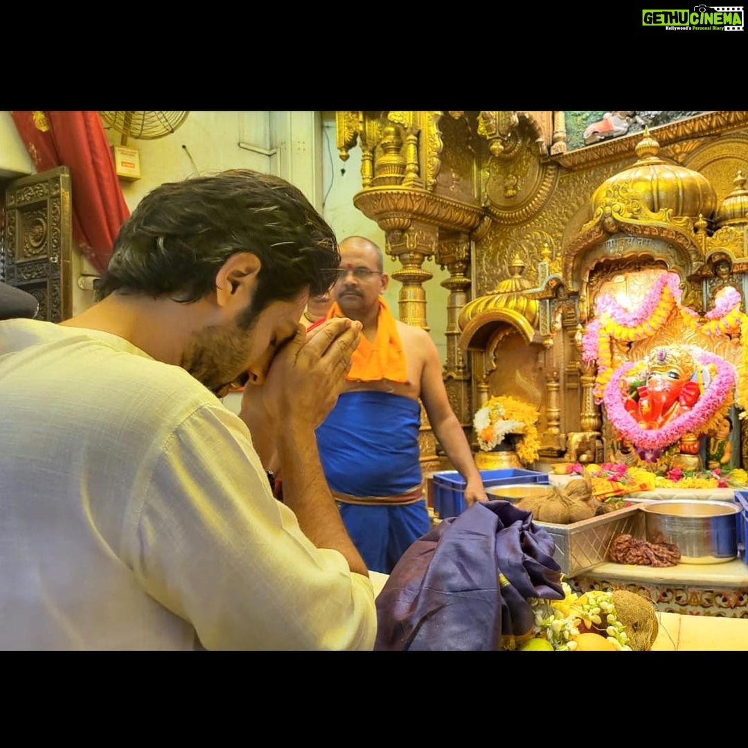 Kartik Aaryan Instagram - वक्रतुण्ड महाकाय सूर्यकोटि समप्रभ। निर्विघ्नं कुरु मे देव सर्वकार्येषु सर्वदा॥ 🙏🏻❤️
