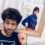 Kartik Aaryan Instagram - 4 years ago, one of the happiest moments ever, when I got an autograph from the Legend himself, on a picture of his iconic movie, which is undoubtedly my favourite too! Happy 80th Birthday Shehenshah of Indian Cinema ❤️ Keep blazing trails that we can only dream to follow in sir @amitabhbachchan ❤️🙏🏻