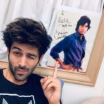 Kartik Aaryan Instagram – 4 years ago, 
one of the happiest moments ever, when I got an autograph from the Legend himself, on a picture of his iconic movie, which is undoubtedly my favourite too! 
Happy 80th Birthday Shehenshah of Indian Cinema ❤️
Keep blazing trails that we can only dream to follow in sir @amitabhbachchan ❤️🙏🏻