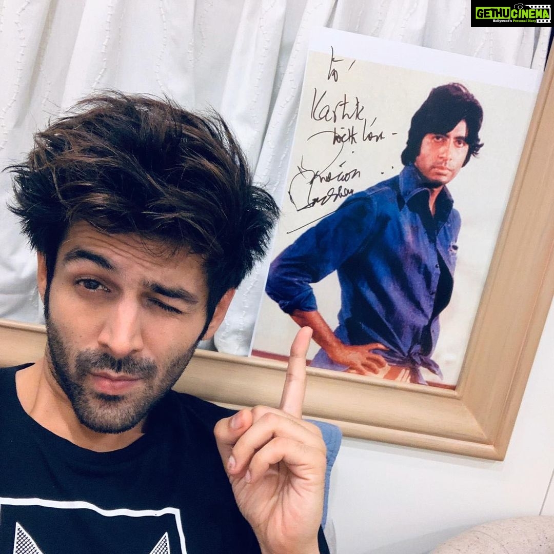 Kartik Aaryan Instagram - 4 years ago, one of the happiest moments ever, when I got an autograph from the Legend himself, on a picture of his iconic movie, which is undoubtedly my favourite too! Happy 80th Birthday Shehenshah of Indian Cinema ❤️ Keep blazing trails that we can only dream to follow in sir @amitabhbachchan ❤️🙏🏻