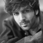 Kartik Aaryan Instagram – Post Pack up Shot 🖤
📸 @avigowariker