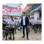 Kartik Aaryan Instagram – Breast Cancer Awareness 🎗
‘Early Diagnosis Saves Lives’ 
Honoured to Flag off the Cyclothon for Breast Cancer Awareness ❤️🚴🏻‍♀️ Mumbai – मुंबई