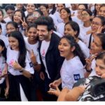 Kartik Aaryan Instagram – Breast Cancer Awareness 🎗
‘Early Diagnosis Saves Lives’ 
Honoured to Flag off the Cyclothon for Breast Cancer Awareness ❤️🚴🏻‍♀️ Mumbai – मुंबई