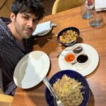 Kartik Aaryan Instagram - Kaun kehta hai diet food tasty nahi hota? . . . Main ☝🏽 Ahmedabad, India