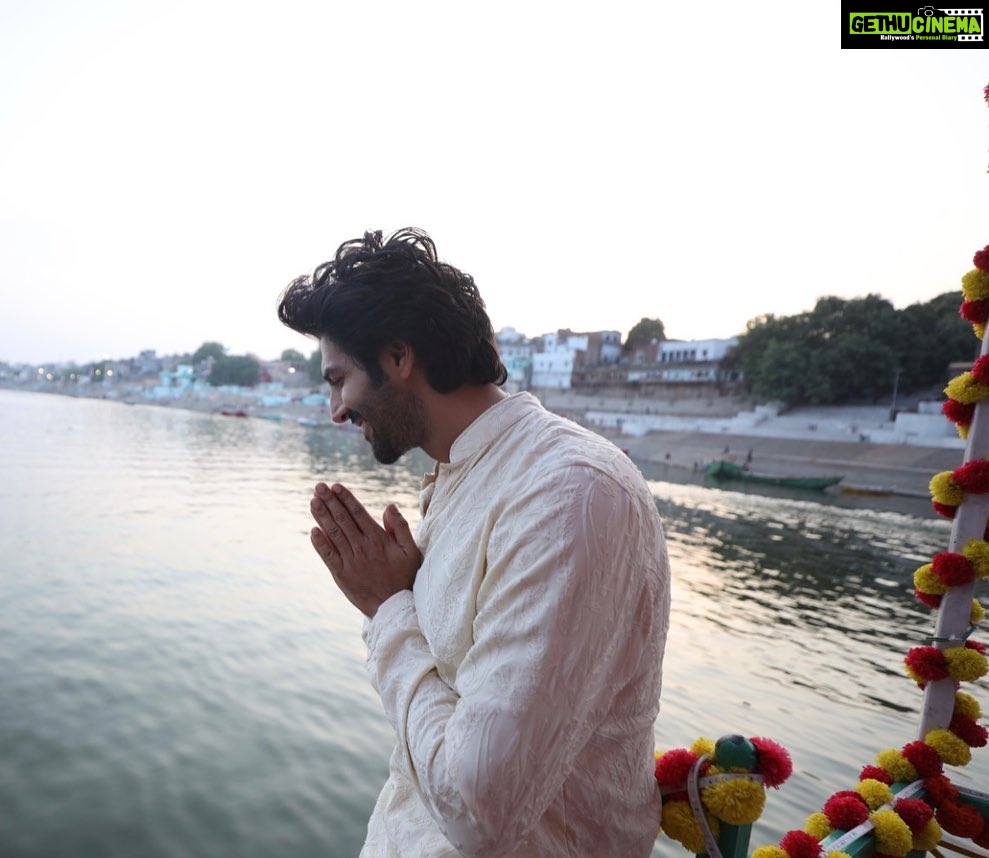 Kartik Aaryan Instagram - Blessed 🙏🏻❤️ Varanasi - City Of Temples