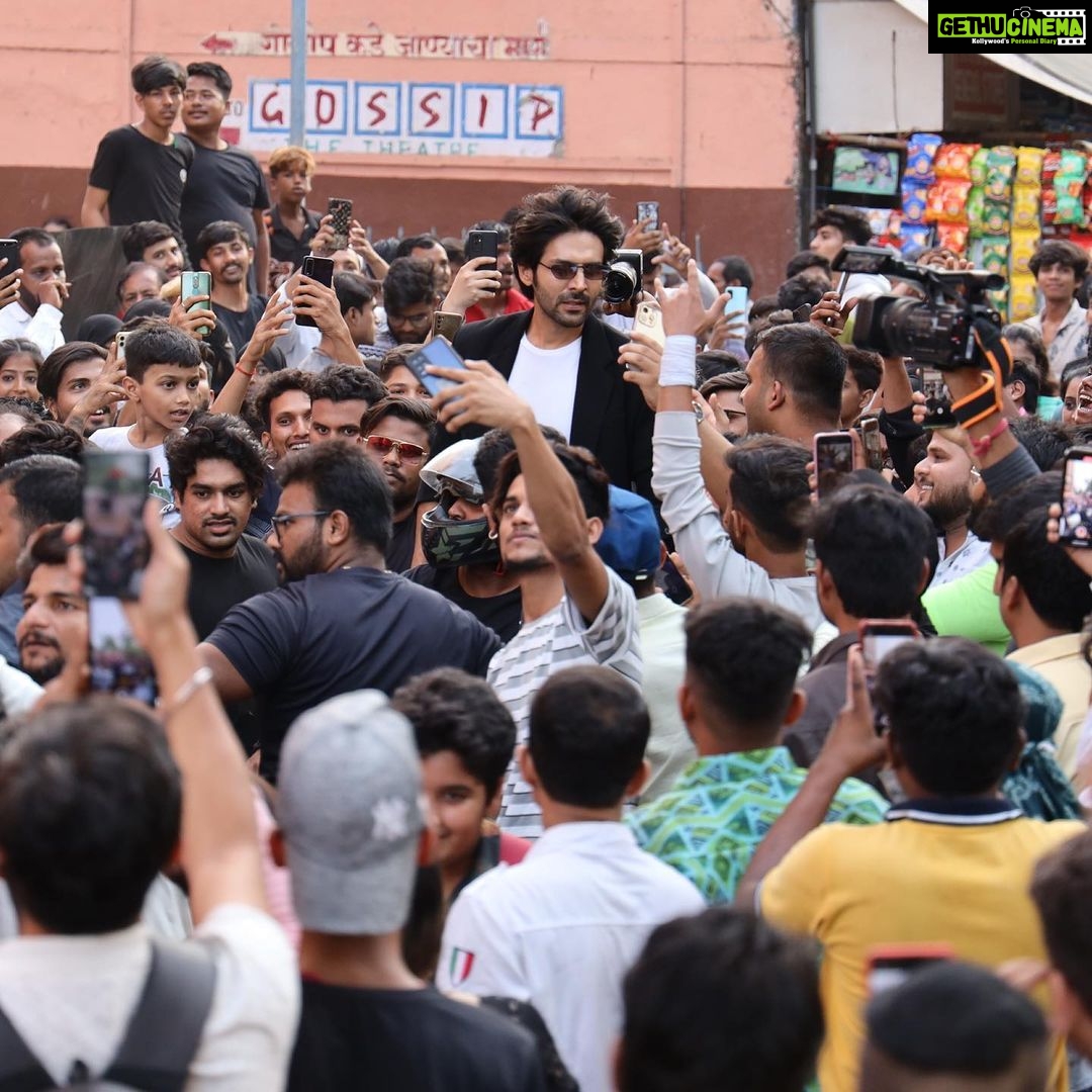 Kartik Aaryan Instagram - As actors we crave for this day This Housefull board !! Where i myself didn’t get the tickets ❤️ 🙏🏻 #BhoolBhulaiyaa2 on fire 🔥🤙🏻