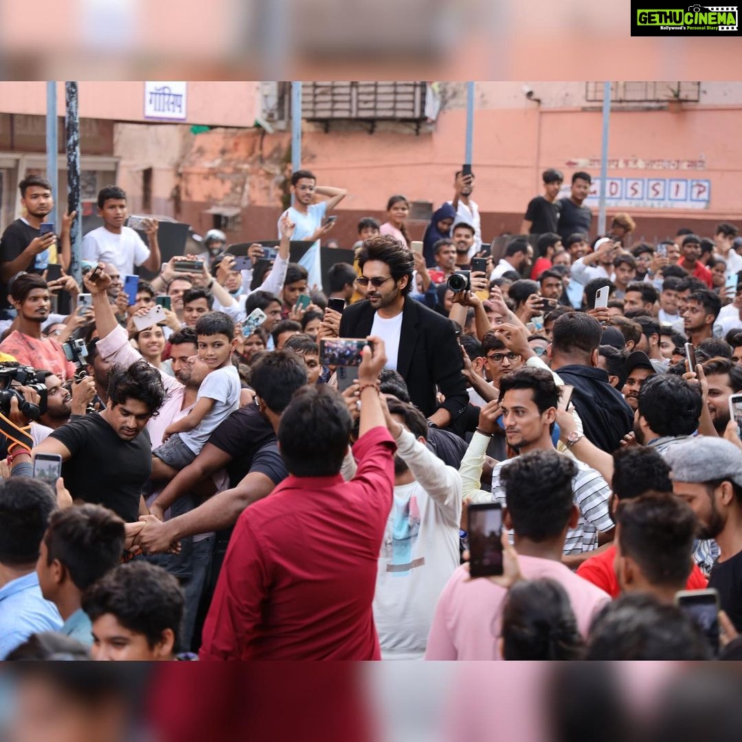 Kartik Aaryan Instagram - As actors we crave for this day This Housefull board !! Where i myself didn’t get the tickets ❤️ 🙏🏻 #BhoolBhulaiyaa2 on fire 🔥🤙🏻