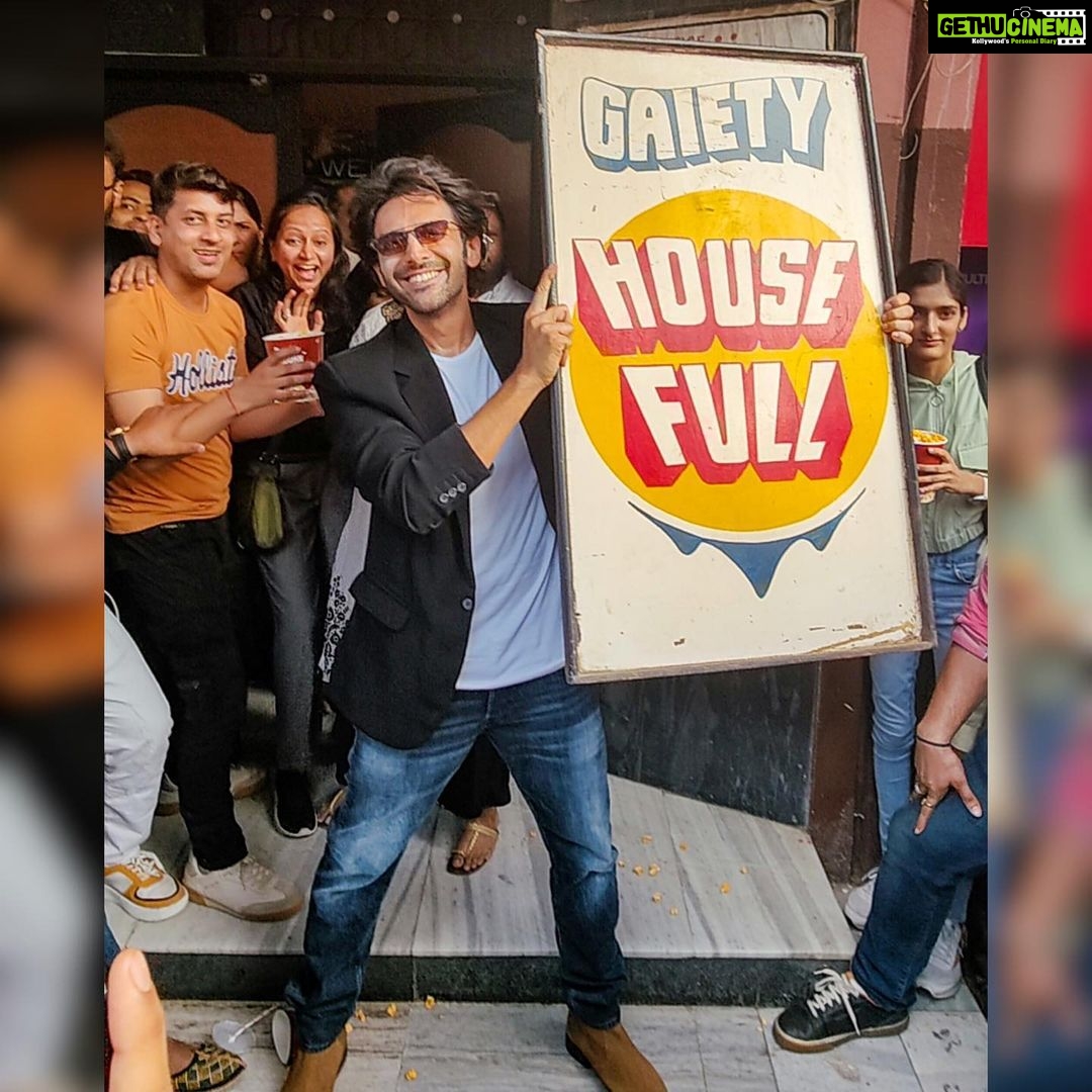 Kartik Aaryan Instagram - As actors we crave for this day This Housefull board !! Where i myself didn’t get the tickets ❤️ 🙏🏻 #BhoolBhulaiyaa2 on fire 🔥🤙🏻