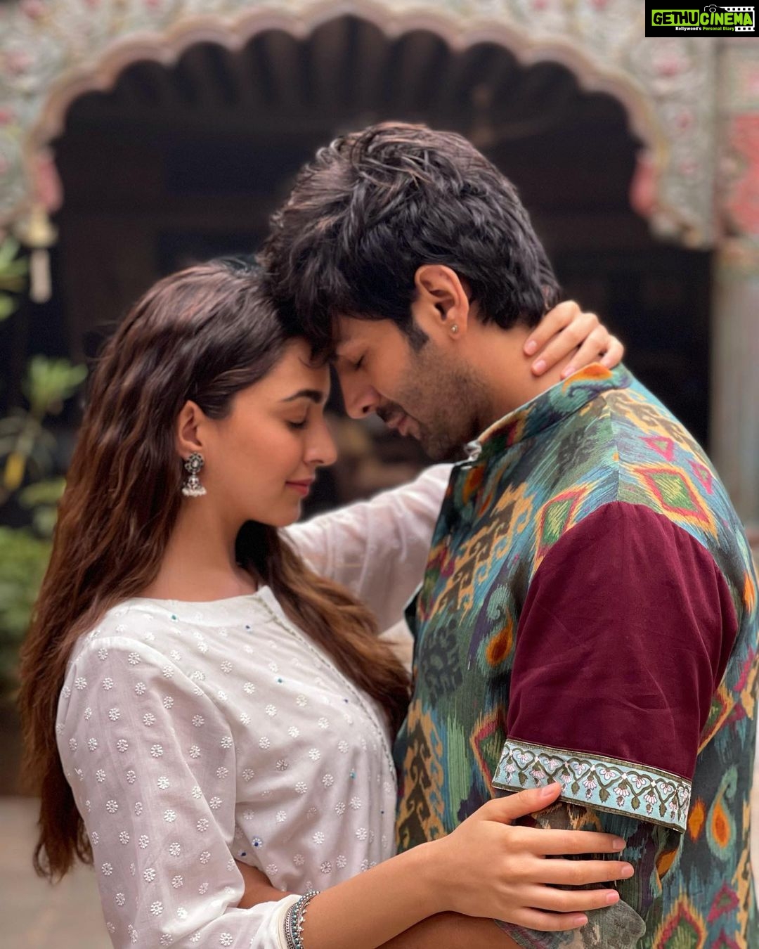 Kartik Aaryan Instagram - Sattu Aur Katha 🫶🏻 Love Story Begins Today !! #SatyaPremKiKatha ❤️🎬 @kartikaaryan @kiaraaliaadvani @sameervidwans #SajidNadiadwala @shareenmantri @arora.kishor @karandontsharma @nadiadwalagrandson @namahpictures @wardakhannadiadwala