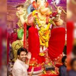 Kartik Aaryan Instagram - Ganpati Bappa Morya !!! Blessed to get my first darshan of #LalBaugchaRaja ❤️ Thank you bappa for making this a Life changing year ❤️ Aur hope karta hu aap aagey bhi meri saari mannate aise hi poori karte rahe 🙏🏻