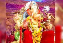 Kartik Aaryan Instagram - Ganpati Bappa Morya !!! Blessed to get my first darshan of #LalBaugchaRaja ❤️ Thank you bappa for making this a Life changing year ❤️ Aur hope karta hu aap aagey bhi meri saari mannate aise hi poori karte rahe 🙏🏻