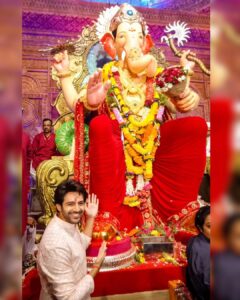 Kartik Aaryan Instagram - Ganpati Bappa Morya !!! 
Blessed to get my first darshan of  #LalBaugchaRaja ❤️
Thank you bappa for making this a 
Life changing year ❤️
Aur hope karta hu aap aagey bhi meri saari mannate aise hi poori 
karte rahe 🙏🏻