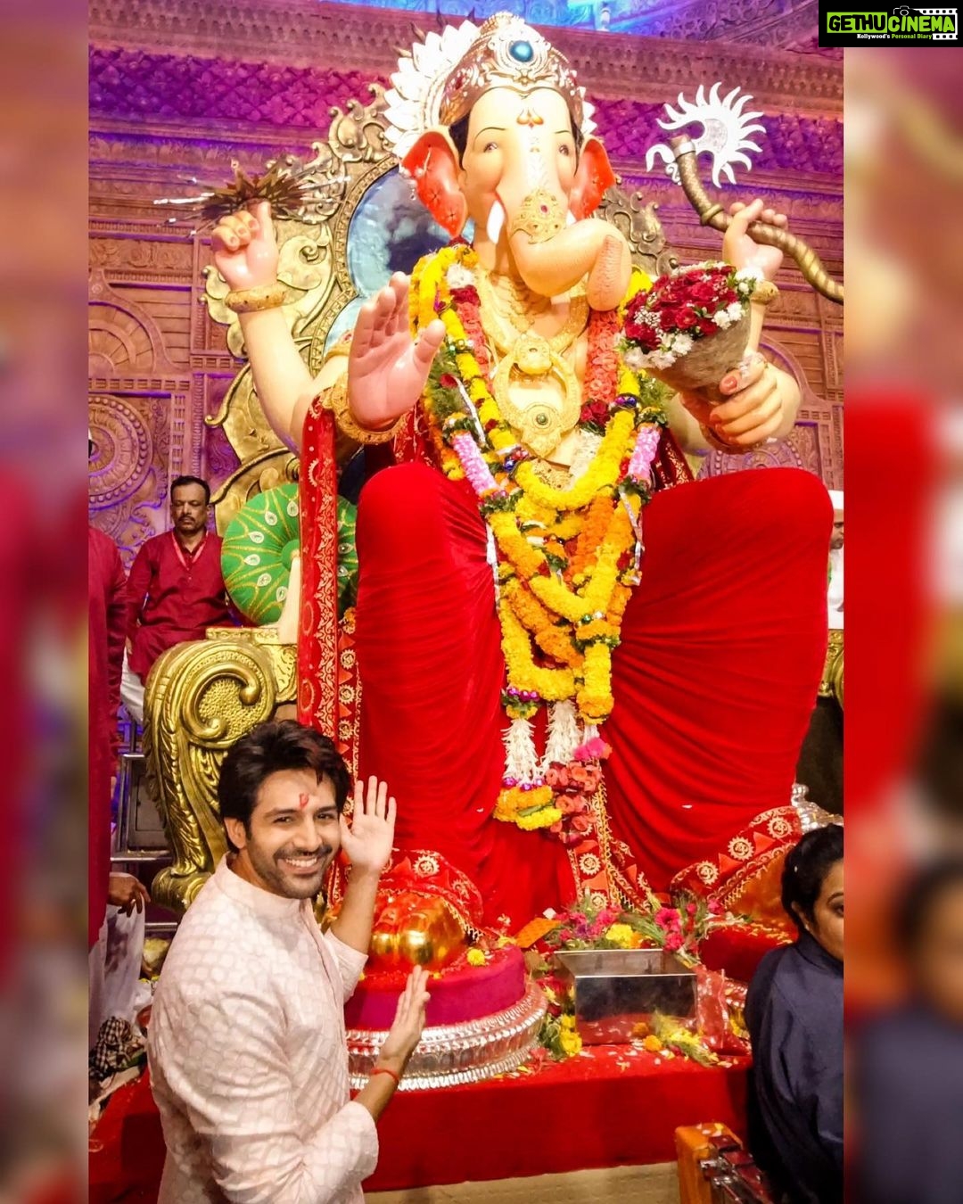 Kartik Aaryan - 1.6 Million Likes - Ganpati Bappa Morya !!!
Blessed to get my first darshan of #LalBaugchaRaja ❤️
Thank you bappa for making this a
Life changing year ❤️
Aur hope karta hu aap aagey bhi meri saari mannate aise hi poori
karte rahe 🙏🏻