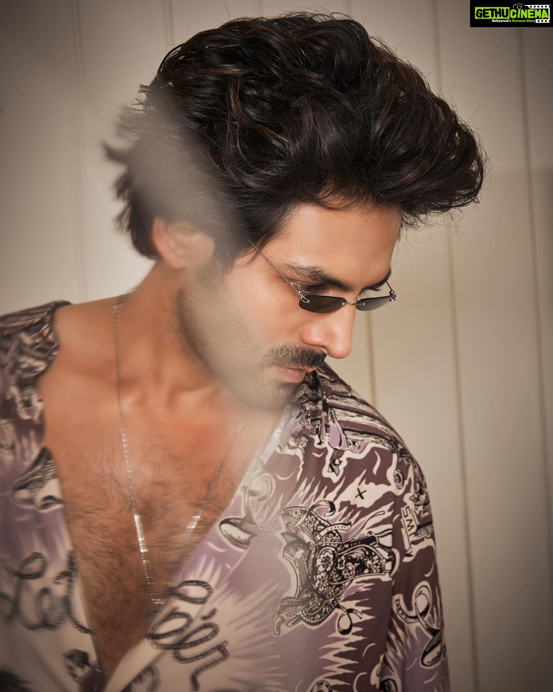 Kartik Aaryan Instagram - Ready to Party tonight 🤙🏻 Lets Zig Zag together Mumbai