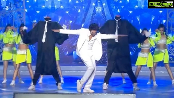Kartik Aaryan Instagram - Happiest on Stage 🤙🏻 And even Happier when on stage for the Police 🙏🏻 #UmangPoliceAwards 🔥