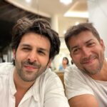 Kartik Aaryan Instagram - Met this guy on the beach and decided to film some stuff Great week at shoot 🦦 #Shehzada 👑 Mauritius
