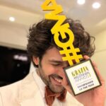 Kartik Aaryan Instagram - And #ArjunPathak wins again ❤️ Entertainer of the Year Award !! #Dhamaka 💥 Thank you #Grazia 🙏🏻