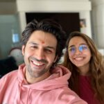 Kartik Aaryan Instagram - Proud to be @dr.kiki_ ‘s brother who is now MD kiki ❤️ Mummy Papa Koki and Katori are filled with pride !! 🤗