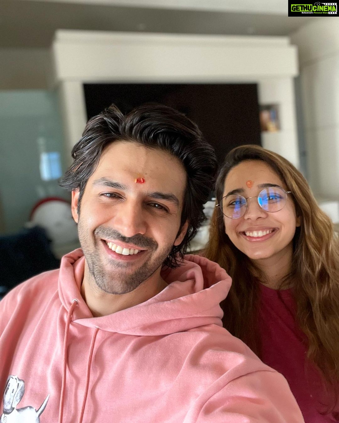 Kartik Aaryan Instagram - Proud to be @dr.kiki_ ‘s brother who is now MD kiki ❤️ Mummy Papa Koki and Katori are filled with pride !! 🤗