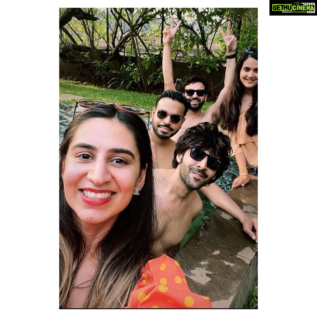 Kartik Aaryan Instagram - Life update π Meri Goa trip ho gayi college friends ke sath πΊπ»π΄ Feeling purposeless now π€