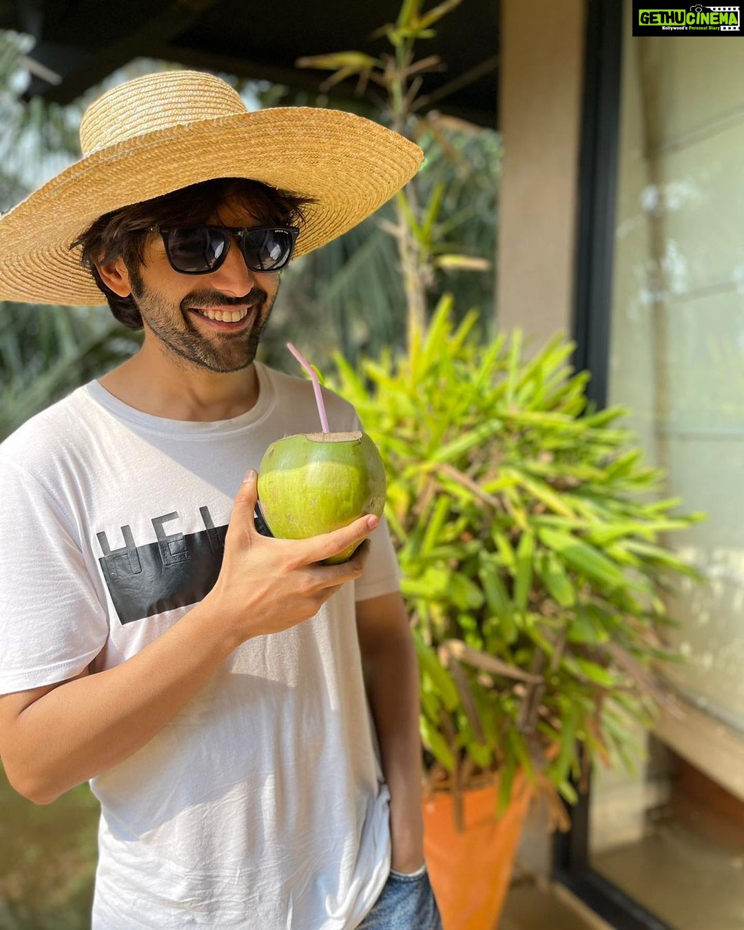 Kartik Aaryan Instagram - No better break than in Gowaah!! 🌴