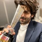 Kartik Aaryan Instagram - Best Actor #Dhamaka 🙏🏻 #HelloAwards ❤️