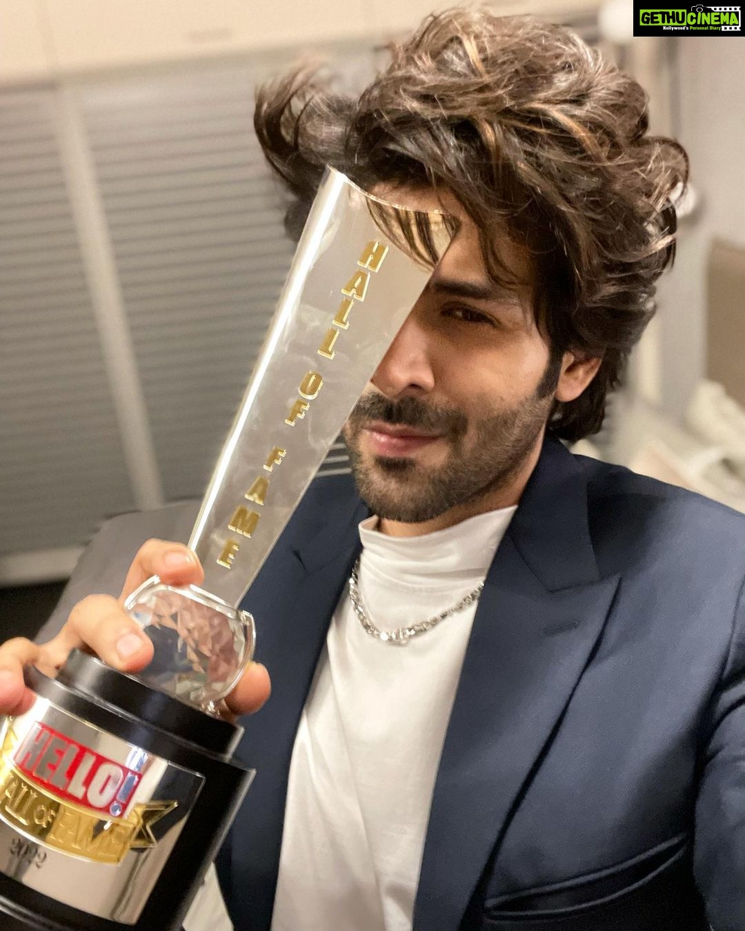 Kartik Aaryan Instagram - Best Actor #Dhamaka 🙏🏻 #HelloAwards ❤️