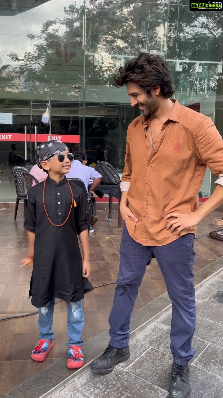 Kartik Aaryan Instagram - Chote Rooh Baba 🤙🏻 Their unconditional love and affection is my biggest wealth #BhoolBhulaiyaa2 🙏🏻❤️