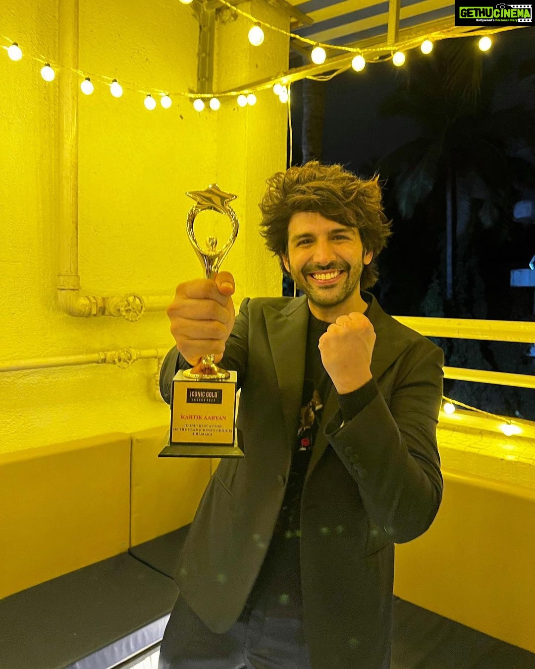 Kartik Aaryan Instagram - Arjun Pathak is the best 🔥 Iconic Best Actor of The Year Critics Choice #Dhamaka 🙏