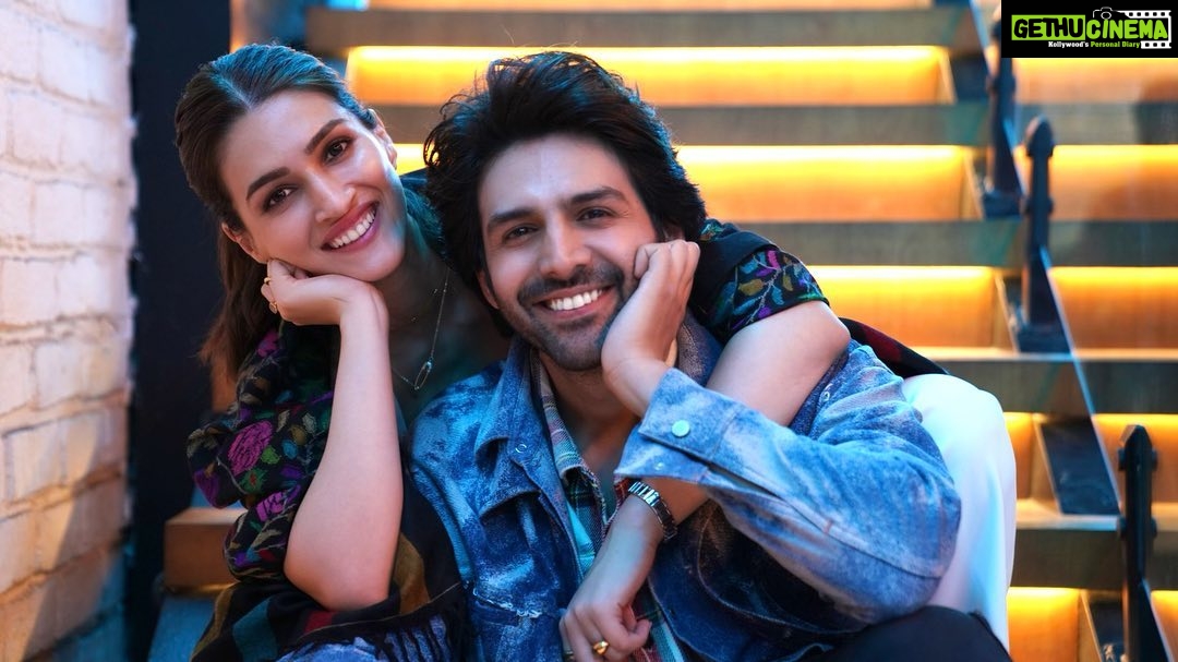 Kartik Aaryan Instagram - आपके Guddu aur Rashmi aaj bhi saath hai ❤️ 3 yrs of #LukaChuppi 🤫 ❤️celebrating on the sets of #Shehzada 👑