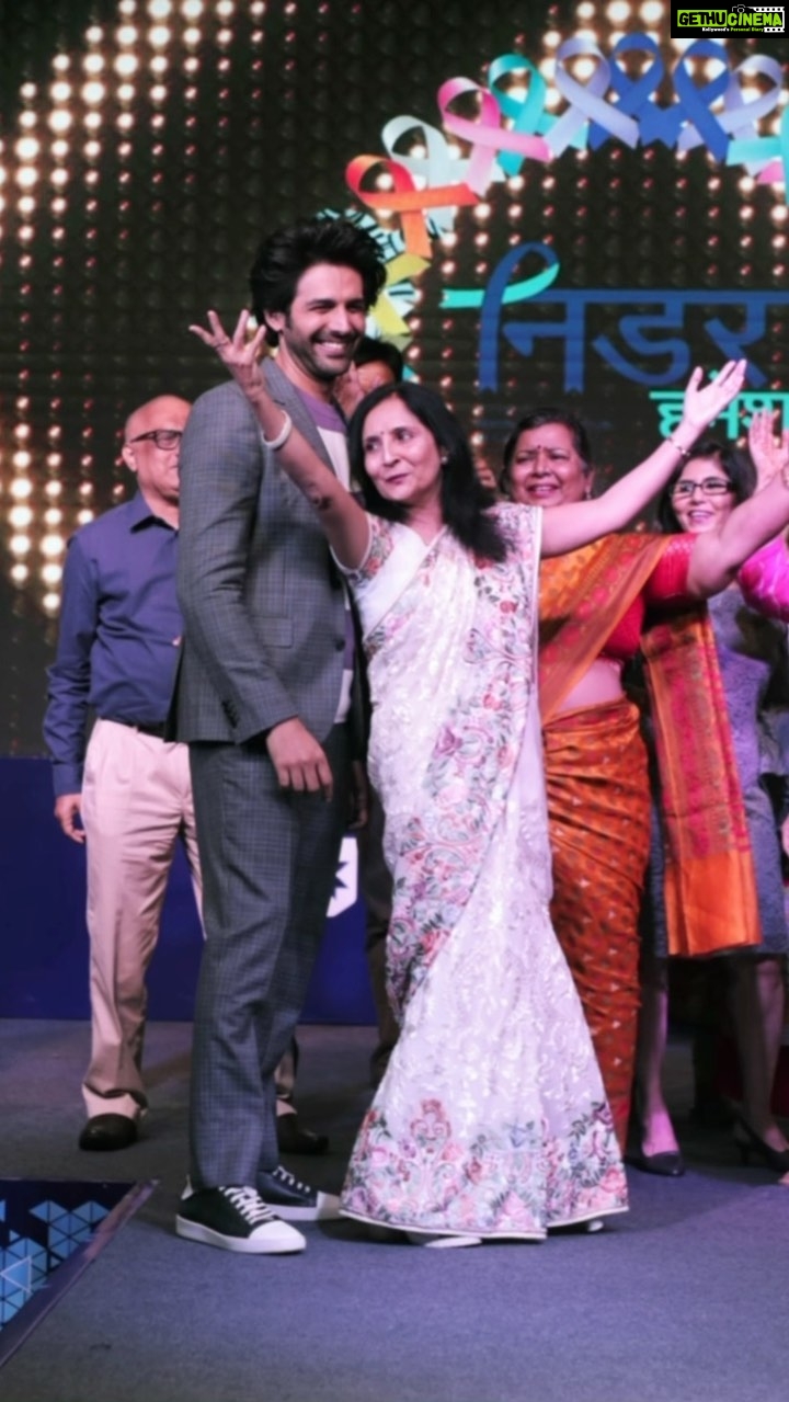 Kartik Aaryan Instagram - From going for chemotherapy sessions during the shoot of these songs, to now dancing on stage on the same- The journey has been arduous! But her Positivity , Fortitude and Fearlessness kept us going. Today i can proudly say: My Mom fought the battle against cancer and WON. And for that we are all stronger. I am so so proud of you Mummy and I pay my respects to all the people who could not make it and to all the people who have shown courage fighting this disease β₯οΈππ»