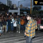 Kartik Aaryan Instagram - Pap kehte hai bada naam karega 🤙🏻 #Repost @viralbhayani The @KartikAaryan mania! 🔥