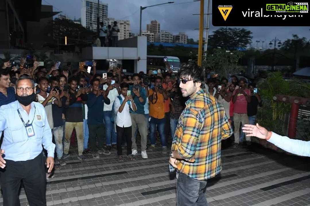 Kartik Aaryan Instagram - Pap kehte hai bada naam karega 🤙🏻 #Repost @viralbhayani The @KartikAaryan mania! 🔥