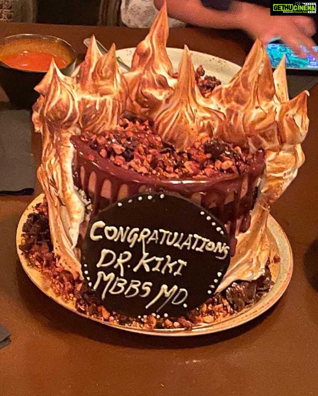 Kartik Aaryan Instagram - Proud to be @dr.kiki_ ‘s brother who is now MD kiki ❤️ Mummy Papa Koki and Katori are filled with pride !! 🤗