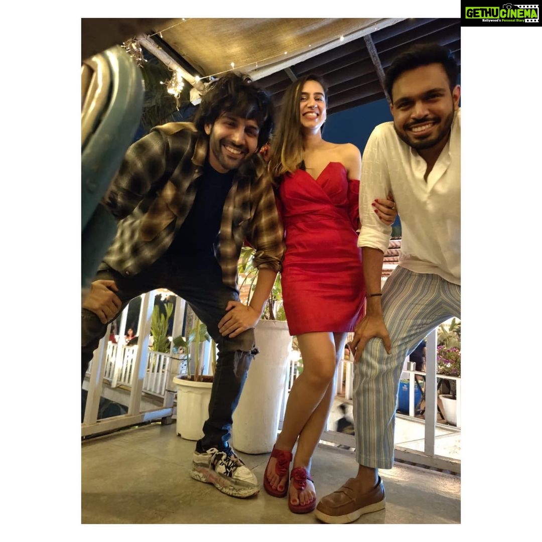 Kartik Aaryan Instagram - Life update π Meri Goa trip ho gayi college friends ke sath πΊπ»π΄ Feeling purposeless now π€
