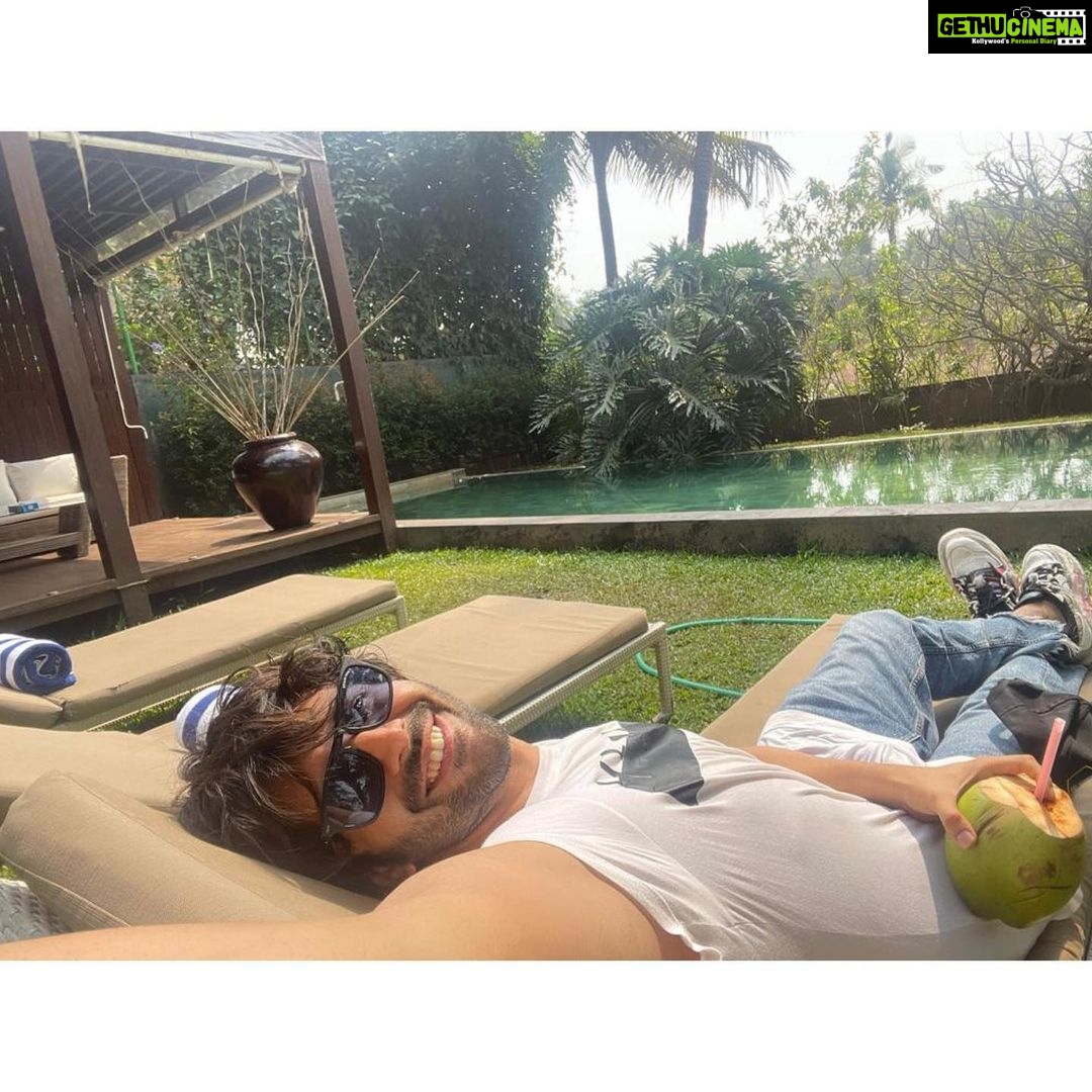 Kartik Aaryan Instagram - Life update π Meri Goa trip ho gayi college friends ke sath πΊπ»π΄ Feeling purposeless now π€