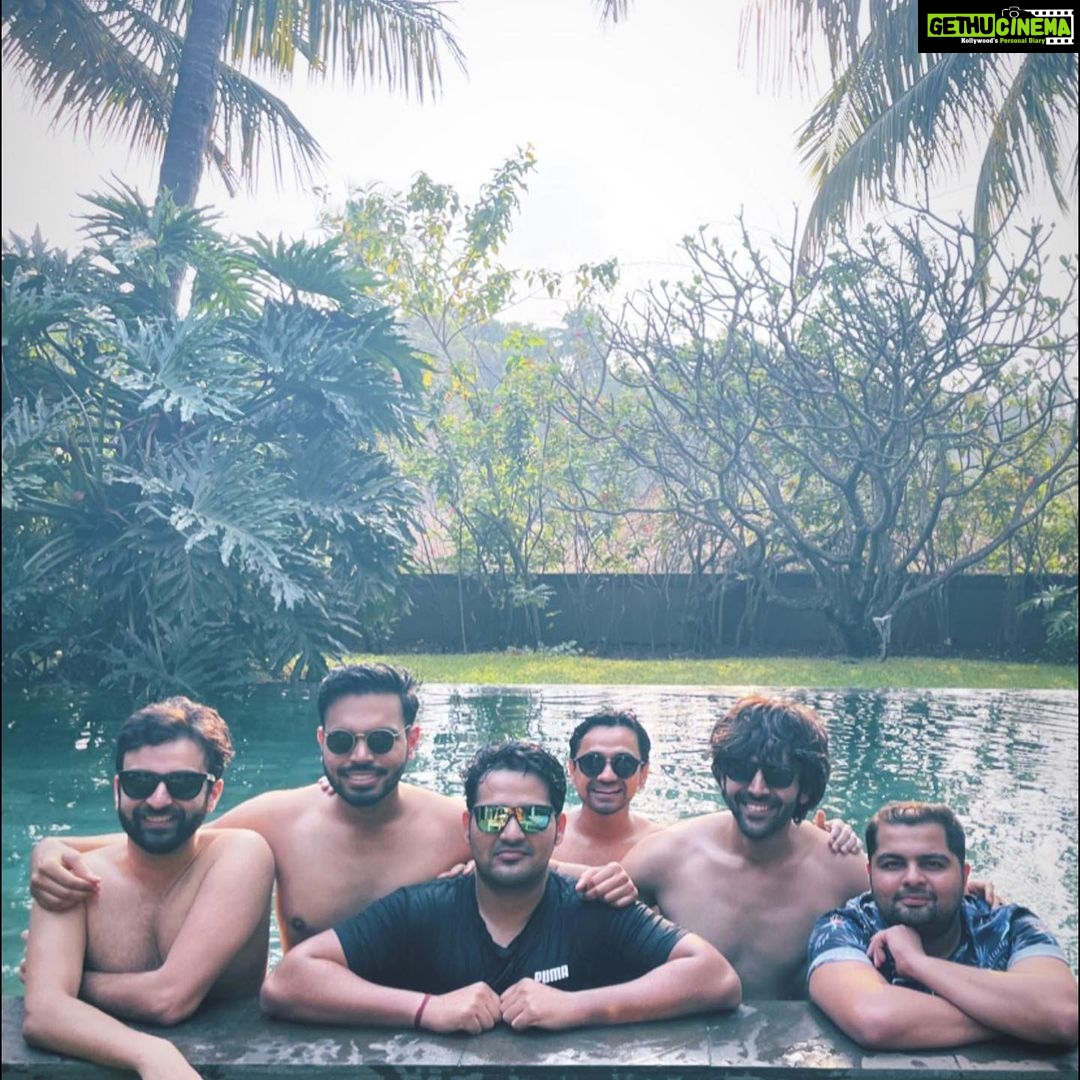 Kartik Aaryan Instagram - Life update π Meri Goa trip ho gayi college friends ke sath πΊπ»π΄ Feeling purposeless now π€