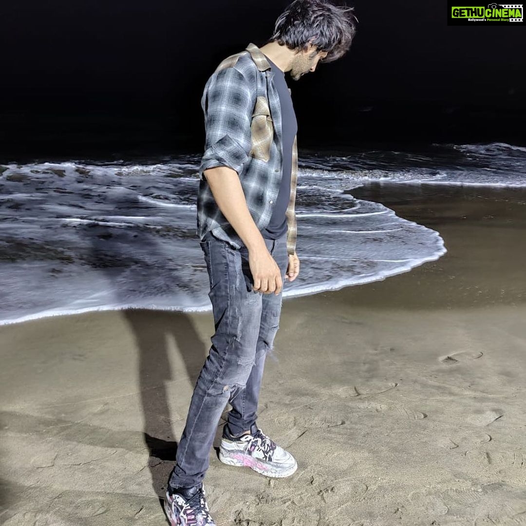 Kartik Aaryan Instagram - Life update π Meri Goa trip ho gayi college friends ke sath πΊπ»π΄ Feeling purposeless now π€