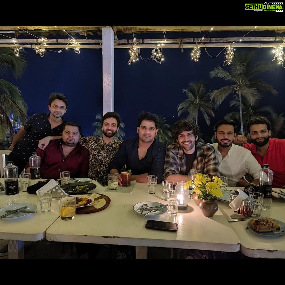 Kartik Aaryan Instagram - Life update π Meri Goa trip ho gayi college friends ke sath πΊπ»π΄ Feeling purposeless now π€