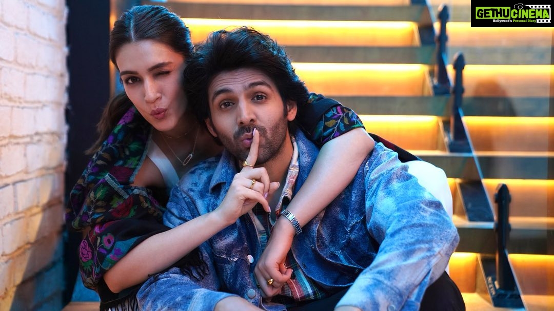 Kartik Aaryan Instagram - आपके Guddu aur Rashmi aaj bhi saath hai ❤️ 3 yrs of #LukaChuppi 🤫 ❤️celebrating on the sets of #Shehzada 👑