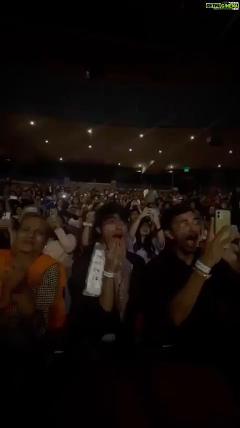 Kartik Aaryan Instagram - This Roar is what energises me always 🤙🏻❤️🙏🏻 @filmcompanion @anupama.chopra #KartikOnFcFrontRow