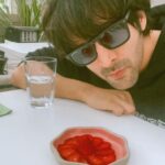 Kartik Aaryan Instagram - Vo bag leke bhaag jaau ? Ya chup chaap strawberry khaau 🍓