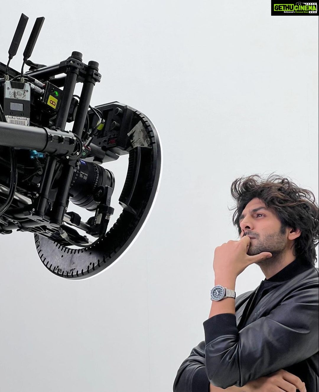 Kartik Aaryan Instagram - First shoot of 2022 ❤️ So badly missed this feeling… Mumbai, Maharashtra