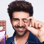 Kartik Aaryan Instagram - Kiss me.. close your eyes … @cadburydairymilksilk . . #chocolateboy #ad