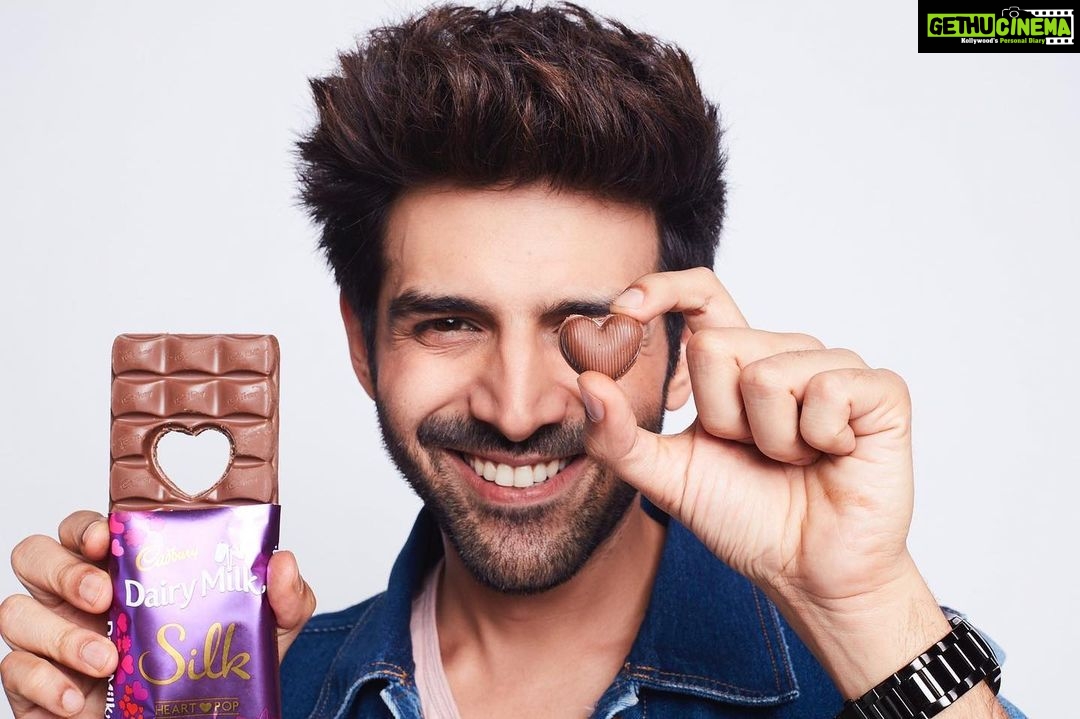 Kartik Aaryan Instagram - Kiss me.. close your eyes … @cadburydairymilksilk . . #chocolateboy #ad