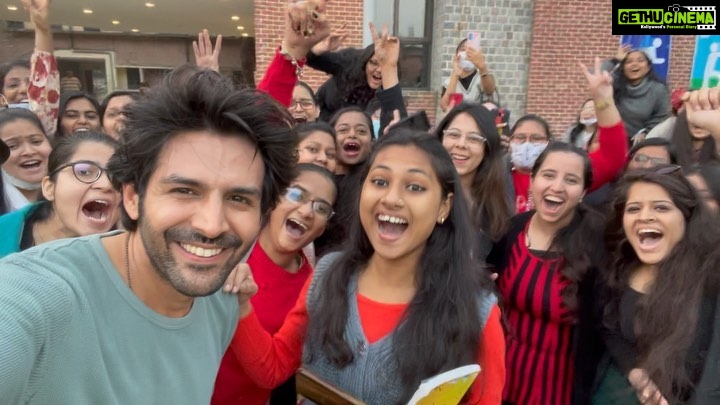 Kartik Aaryan Instagram - Netflix ne phir se #Dhamaka kar diya?💣 Suna kya ?🔈 @netflix_in is here with its #HappyNewPrices !! Matlab ab aap dekh sakte hai Netflix on any device at ₹199 and on your mobile at ₹149! #Ad