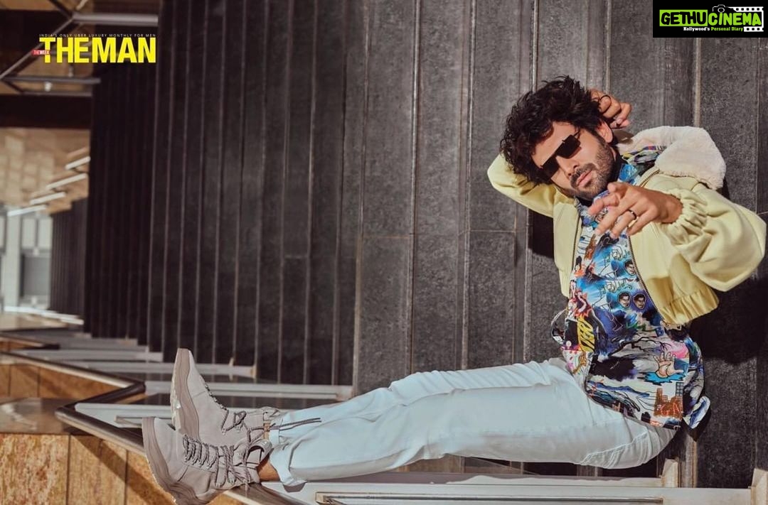 Kartik Aaryan Instagram - Haanji.. aap .. aapko hi dekh raha hu