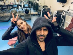 Kartik Aaryan Instagram - Arjun Pathak aur Mimi Sanon ❤️
#Shehzada 👑