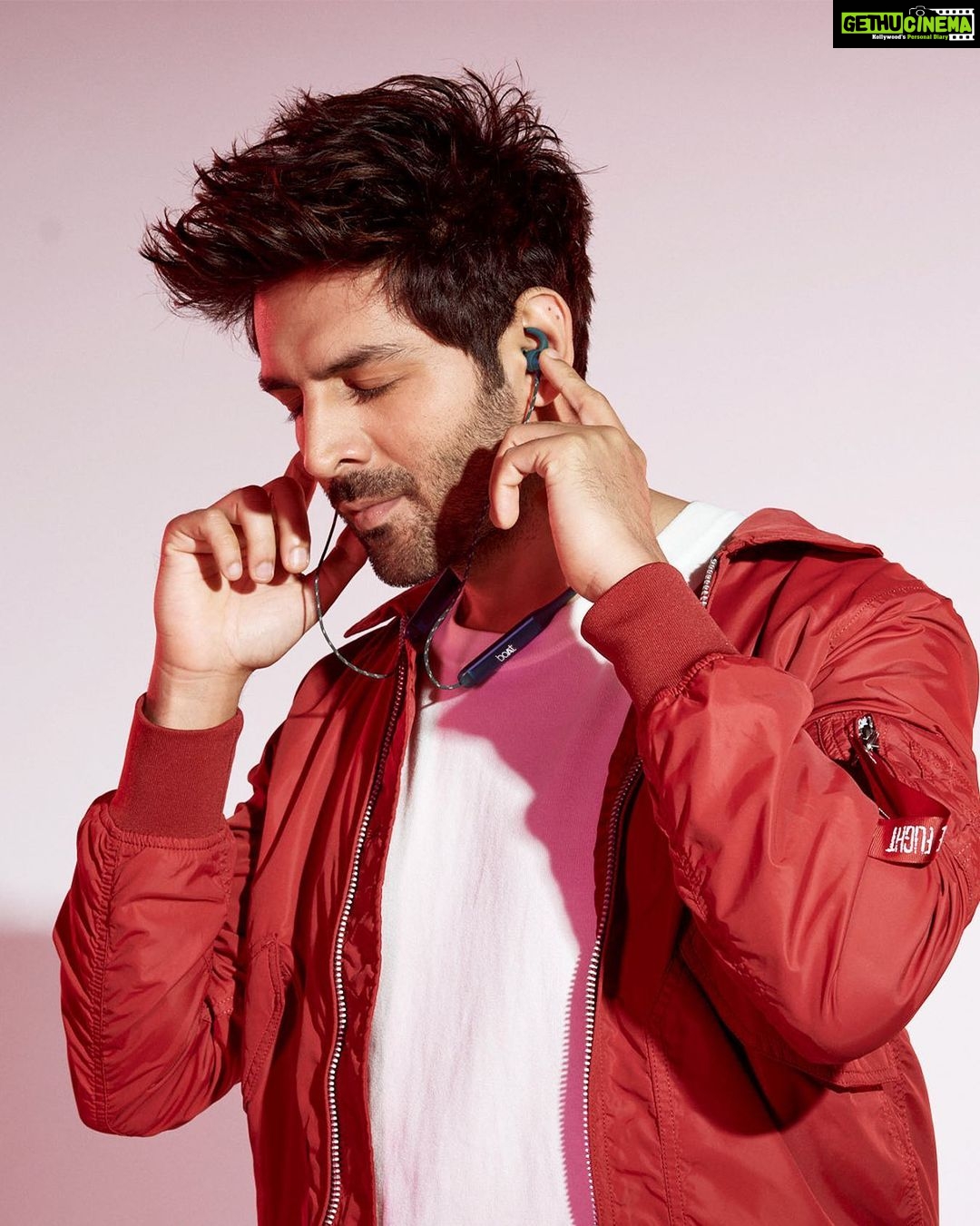 Kartik Aaryan Instagram - Aankhein band kar ke jo ek chehra nazar aaya… ? 🎵 Wrong answers only